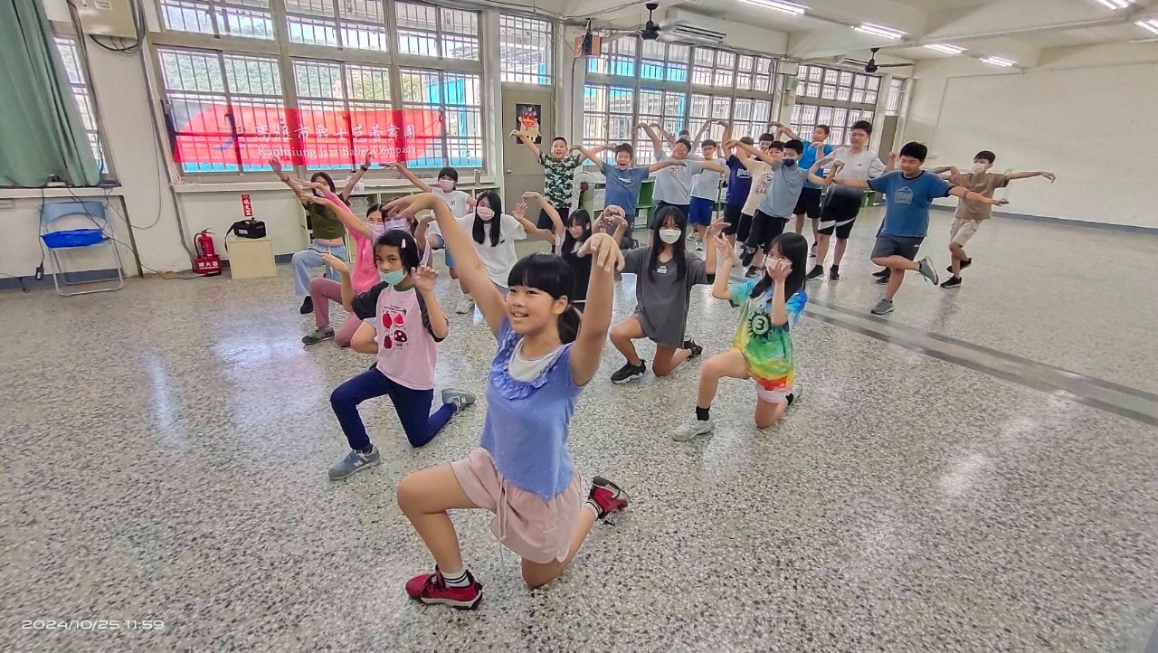 113學年藝文團體到校，多張圖片alt內容雷同，共 13 張。